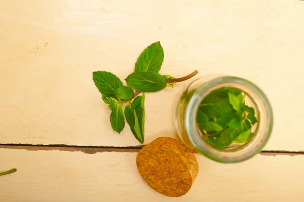 Foglie Menta Fresca Barattolo Vetro Tavolo Legno Bianco Rustico — Foto Stock