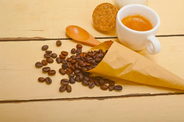 Café Expreso Frijoles Sobre Cono Papel Cornucopia Sobre Fondo Blanco — Foto de Stock