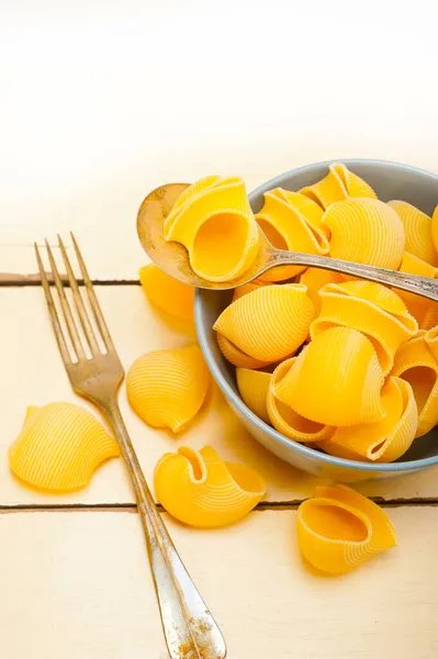 Rohe Italienische Schnecken Lumaconi Pasta Auf Einer Blauen Schüssel Über — Stockfoto