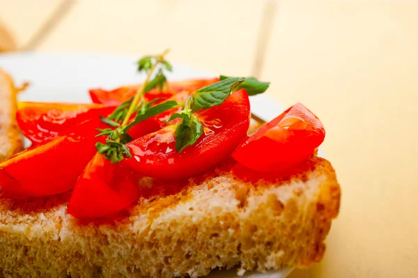 Włoski Pomidor Bruschetta Liści Tymianku Mięty — Zdjęcie stockowe