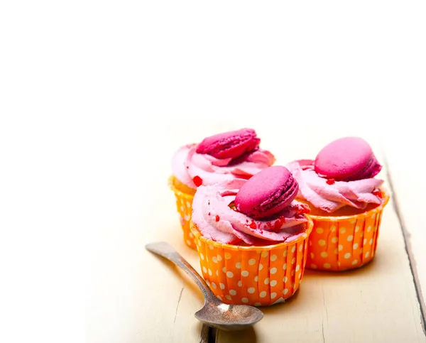 Fresh Pink Berry Cream Cupcake Macaroon Top Rustic Wood Table — Stock Photo, Image