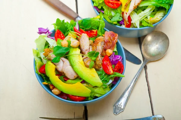 Pollo Fresco Sano Insalata Avocado Sul Tavolo Legno Rustico — Foto Stock