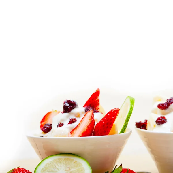 Salada Frutas Iogurte Pequeno Almoço Saudável Sobre Mesa Madeira Branca — Fotografia de Stock