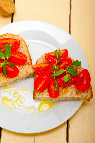 意大利番茄意式烤面包配百里香 薄荷叶 — 图库照片