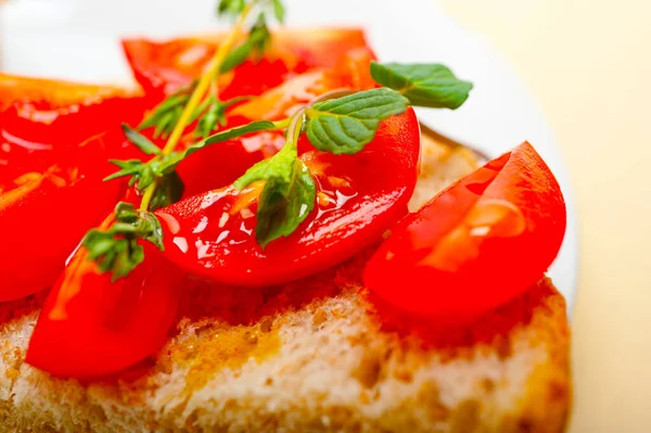 Włoski Pomidor Bruschetta Liści Tymianku Mięty — Zdjęcie stockowe