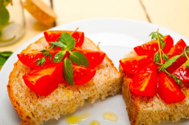 Kekik ve nane yaprakları ile İtalyan domates bruschetta 
