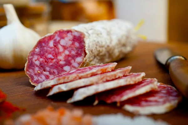 Traditionele Italiaanse Salame Cured Worst Gesneden Een Houten Plank — Stockfoto
