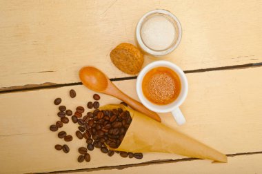 Espresso kahve ve bir kağıt koni bereket beyaz arka plan üzerinde fasulye