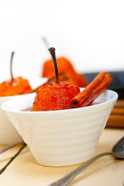 Haşlanmış armut lezzetli ev yapımı tarifi ove beyaz rustik ahşap masa