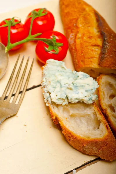 Queso Azul Fresco Untado Ove Baguette Francés Con Tomates Cherry —  Fotos de Stock