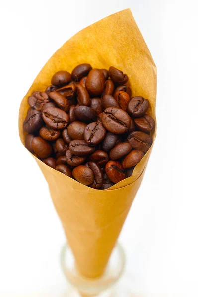 白い背景の上の紙コーン宝庫のエスプレッソ コーヒー豆 — ストック写真
