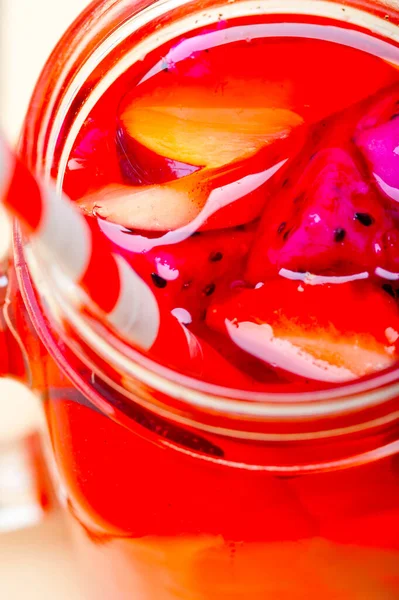 Fresco Fruta Soco Refrescante Bebida Verão Sobre Mesa Madeira Rústica — Fotografia de Stock