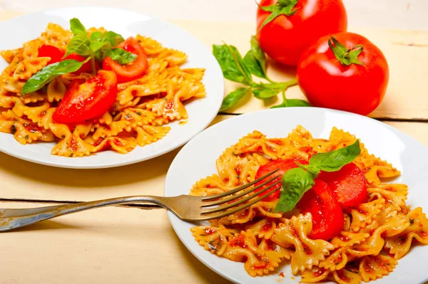 Italian Pasta Farfalle Butterfly Bow Tie Tomato Basil Sauce White — Stock Photo, Image