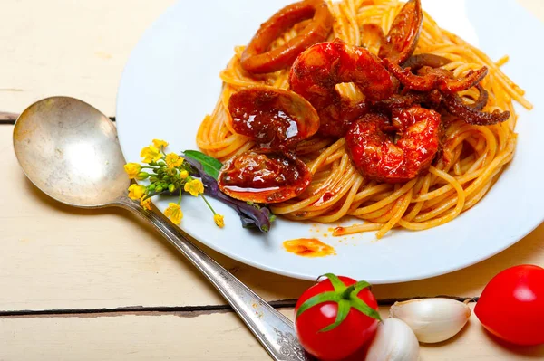 Italiaanse Zeevruchten Spaghetti Pasta Rode Tomatensaus Witte Rustieke Houten Tafel — Stockfoto