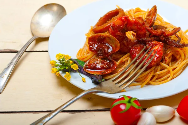 Spaghetti Frutti Mare Italiani Sugo Pomodoro Rosso Tavolo Legno Bianco — Foto Stock