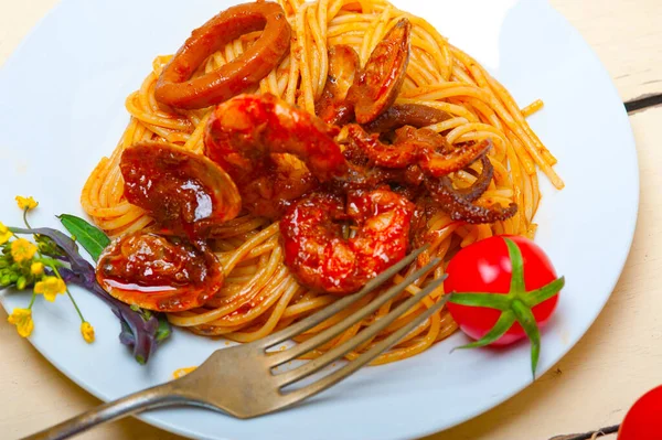 白い素朴な木製のテーブルの上の赤いトマトソースのイタリアン シーフード スパゲッティ パスタ — ストック写真