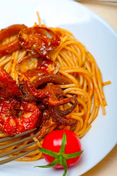 Italiaanse Zeevruchten Spaghetti Pasta Rode Tomatensaus Witte Rustieke Houten Tafel — Stockfoto