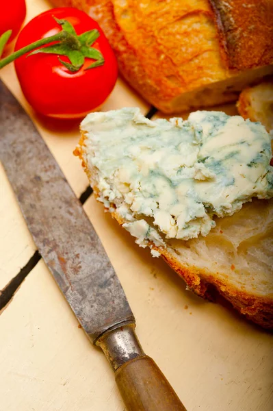 Queijo Azul Fresco Espalhar Ove Francês Baguete Com Tomate Cereja — Fotografia de Stock