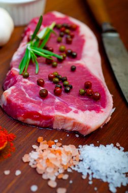 Çiğ pişmemiş biftek kasabı seçimi.