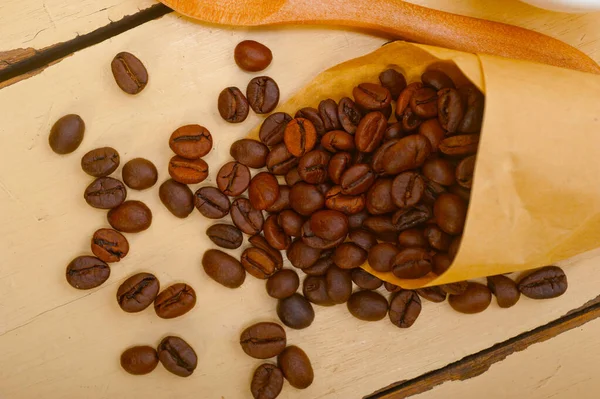 Café Expreso Frijoles Sobre Cono Papel Cornucopia Sobre Fondo Blanco — Foto de Stock