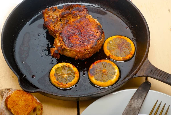 Pork Chop Seared Iron Skillet Lemon Spices Seasoning — Stock Photo, Image