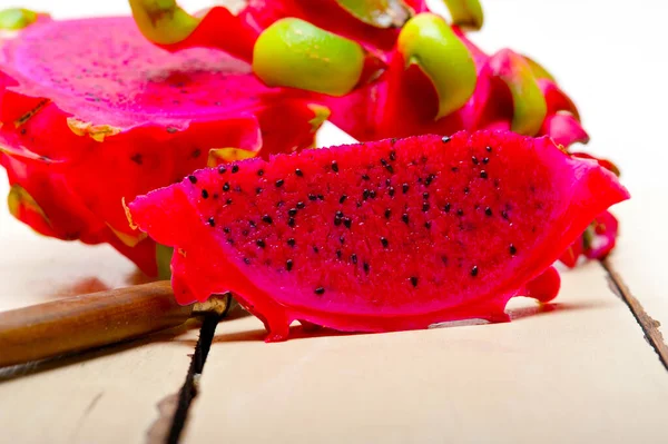 Fresco Tailandês Roxo Dragão Fruta Sobre Mesa Rústica Branca — Fotografia de Stock