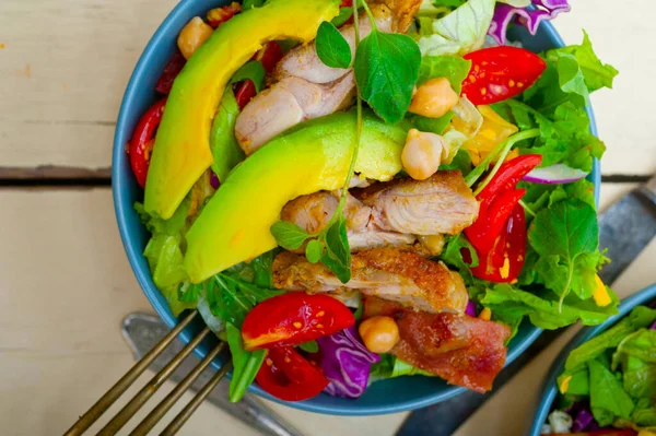 Pollo Fresco Saludable Ensalada Aguacate Sobre Mesa Madera Rústica —  Fotos de Stock