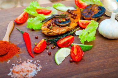 Ahşap kovuk ahşap güvertede tavuk göğsü pişirdi baharatlar ve sebzelerle.