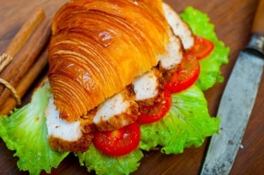 Tavuk göğsü ve sebze kırsalında lezzetli kruvasan brioche ekmeği 