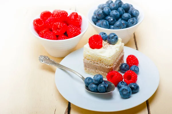 新鮮な自家製のラズベリーとブルーベリー クリームのケーキ — ストック写真