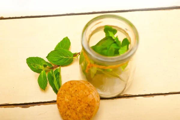 Foglie Menta Fresca Barattolo Vetro Tavolo Legno Bianco Rustico — Foto Stock