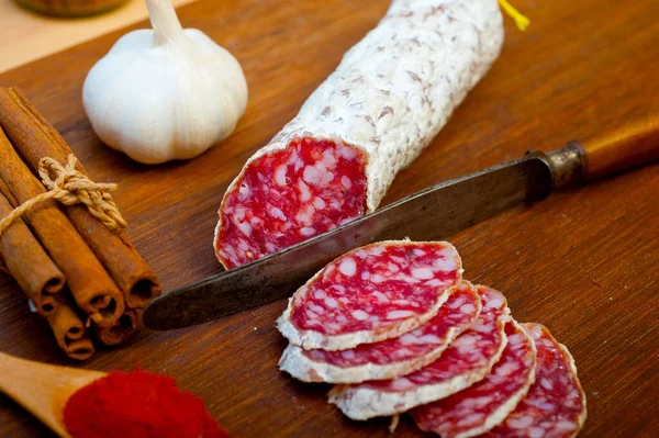 Traditionele Italiaanse Salame Cured Worst Gesneden Een Houten Plank — Stockfoto