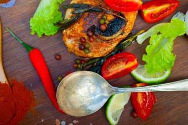 Ahşap kovuk ahşap güvertede tavuk göğsü pişirdi baharatlar ve sebzelerle.