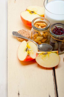 sağlıklı kahvaltı malzemeler yulaf kaju fıstığı kurutulmuş cramberry craisinns süt 