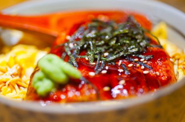 unagi yılan balığı üstte ile geleneksel Japon ramen erişte