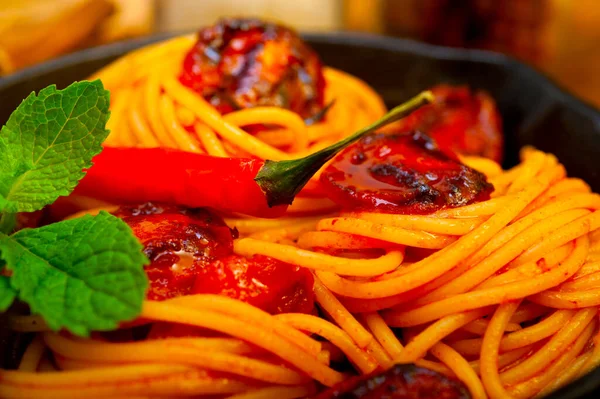 Paste Spaghete Italiene Roșii Frunze Mentă Skillet Fier Deasupra Plăcii — Fotografie, imagine de stoc