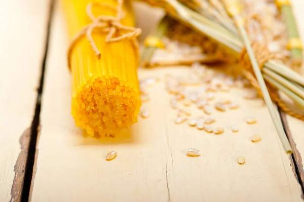 Biologische Rauwe Italiaanse Pasta Durum Tarwe Granen Bijsnijden — Stockfoto