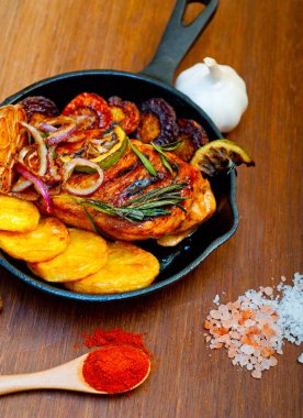 Kızarmış ızgara BBQ tavuk göğsü otlar ve baharatlarla demir tavada rustik stil