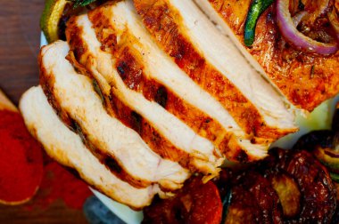 Kızarmış barbekü soslu tavuk göğsü, otlar ve baharatlar sade.