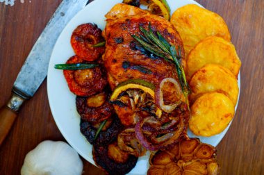Kızarmış barbekü soslu tavuk göğsü, otlar ve baharatlar sade.