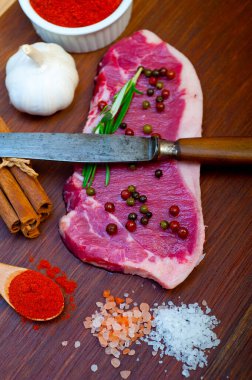 Çiğ pişmemiş biftek kasabı seçimi.