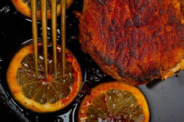 레몬과 향신료와 프라이팬에 그을린 돼지고기 — 스톡 사진