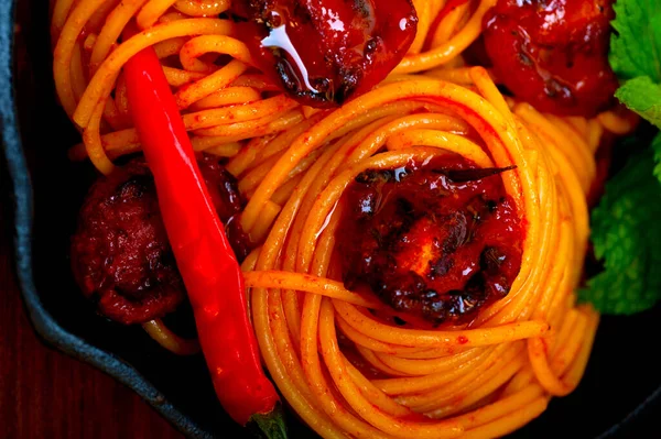 Włoski Makaron Spaghetti Pomidor Liśćmi Mięty Żelaznej Patelni Nad Deską — Zdjęcie stockowe