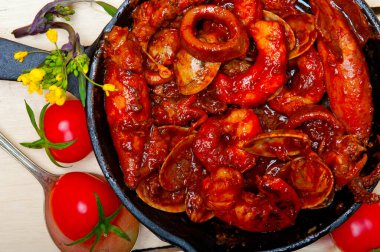 Demir tavada pişirilmiş taze deniz ürünleri güveci. 