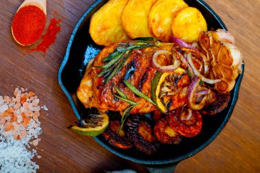 Kızarmış ızgara BBQ tavuk göğsü otlar ve baharatlarla demir tavada rustik stil