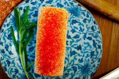 Fransız peyniri ve ahşap kesicinin üstünde taze ekmek.