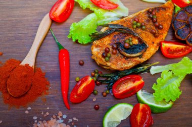 Ahşap kovuk ahşap güvertede tavuk göğsü pişirdi baharatlar ve sebzelerle.