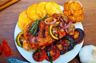 Kızarmış barbekü soslu tavuk göğsü, otlar ve baharatlar sade.