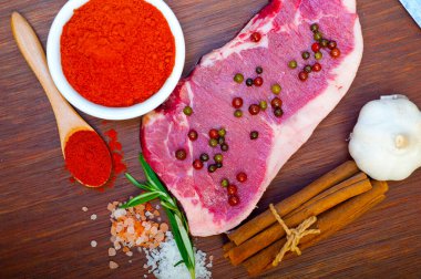 Çiğ pişmemiş biftek kasabı seçimi.