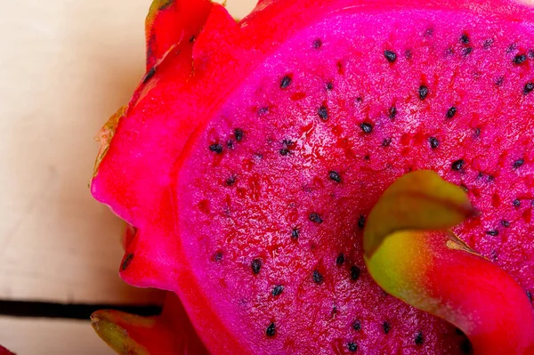 Fresco Tailandês Roxo Dragão Fruta Sobre Mesa Rústica Branca — Fotografia de Stock